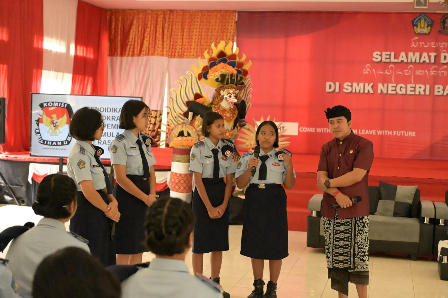 KPU Buleleng Edukasi Pemilih Pemula di SMK Negeri Bali Mandara Mengenai Pentingnya Demokrasi