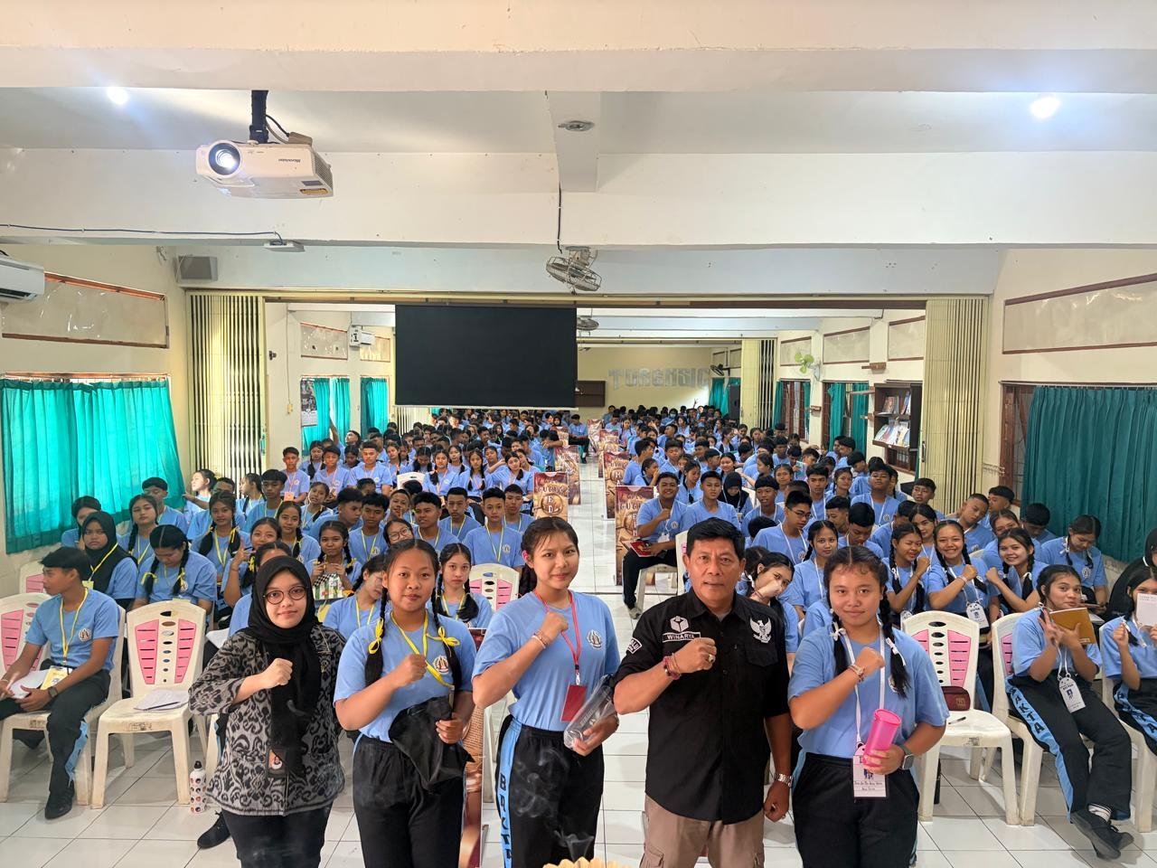 Gelar Sosialisasi Saat MPLS, Bawaslu Tabanan Tanamkan Nilai Demokrasi di SMAN 1 Kediri