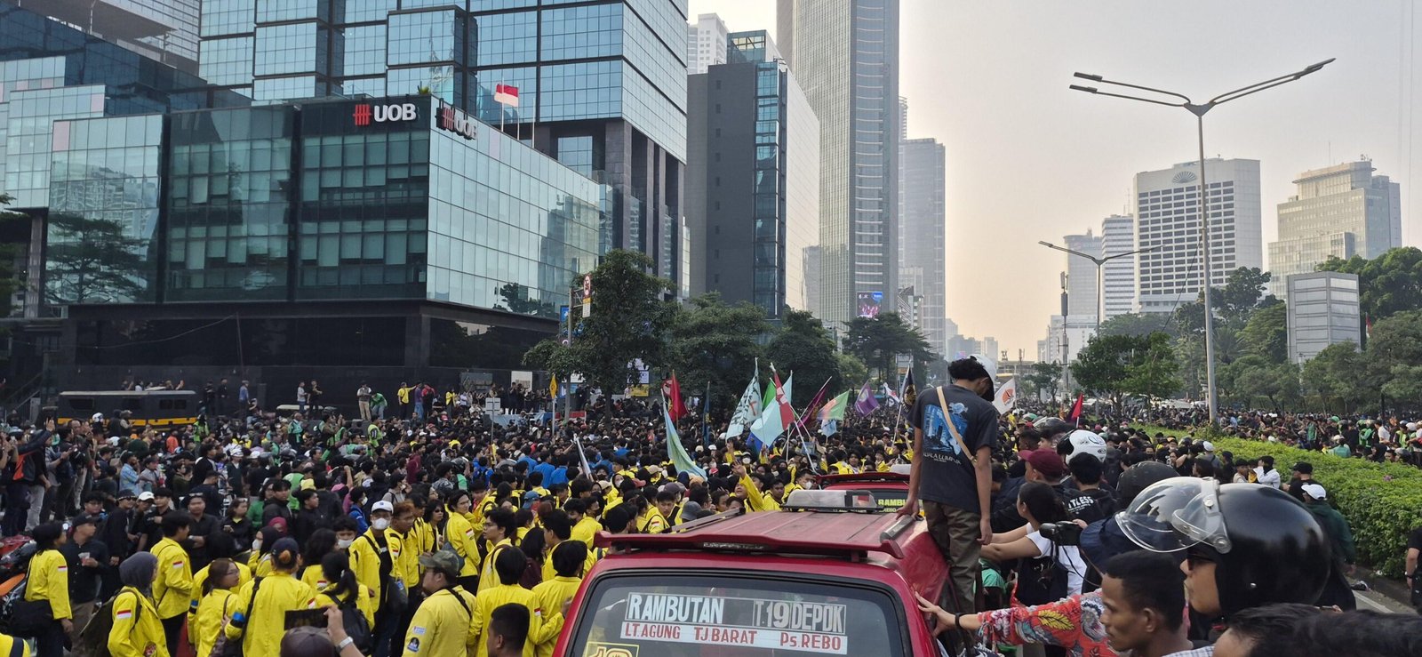 Aksi Mahasiswa Hari Sumpah Pemuda, Tuntutan Karhutla Jadi Bencana Nasional Menggema di Bundaran HI